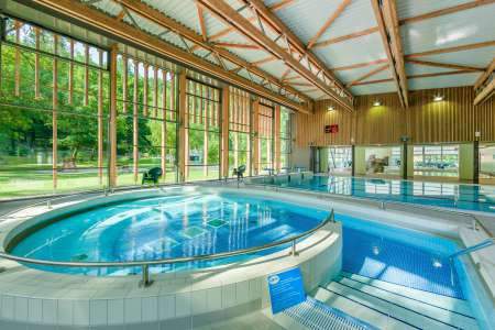 Jacuzzi de la piscine Les Lagons au Domaine de Chalain